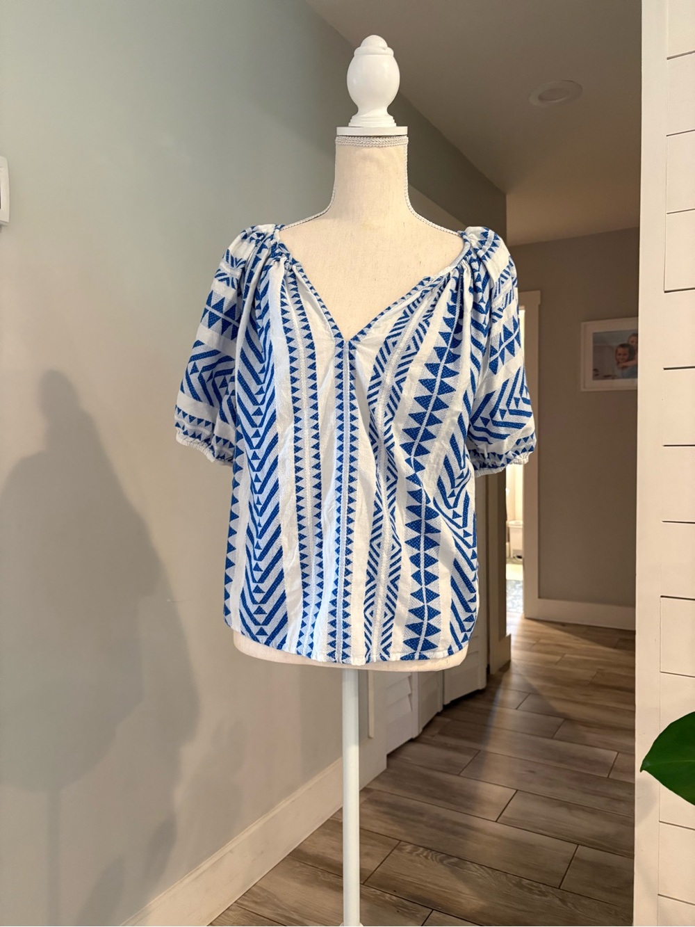 Velvet by Graham and Spencer blouse size small resort wear geometric pattern